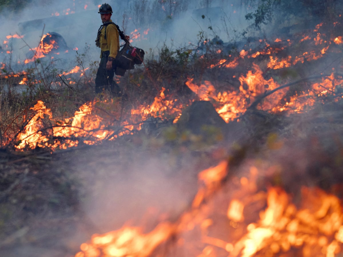 Bombeiros fazem progresso para conter o incêndio Lucas, na Califórnia do norte.