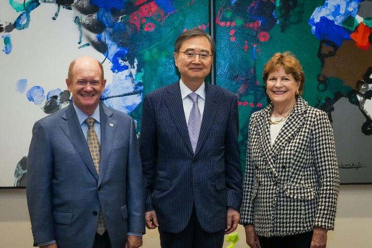 Foreign Minister Cho Hyun, center, poses for a photo with Sens. Jeanne Shaheen, right, and Chris Coons (D-DE) ahead of their talks in New York, Monday (local time). Courtesy of Foreign Minister Cho's office