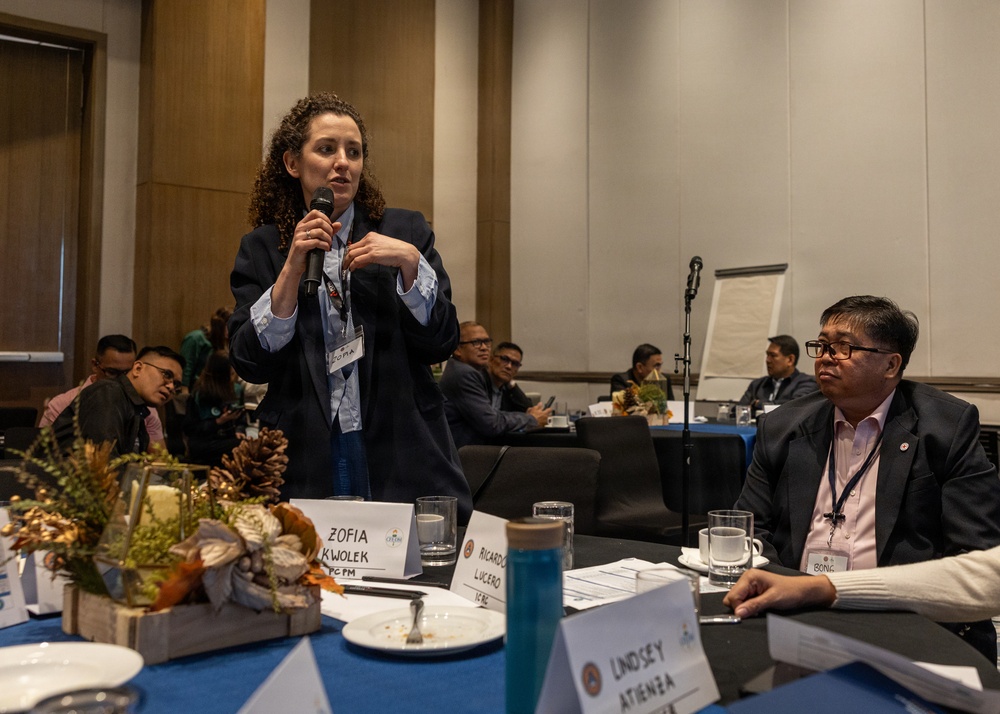 Imagem relacionada à notícia: Pessoal da US, funcionários filipinos, seminário de resposta civil-militar à crise
