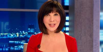 Kaity Tong em seu &uacute;ltimo dia como apresentadora de telejornal Foto: Reprodu&ccedil;&atilde;o