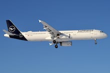 Piloto é esfaqueado na cabine, avião mergulha no ar e voo pousa em emergência
