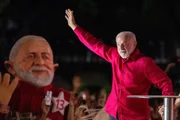 Lula diz que país não comporta político vira-lata que fica de 4 para os EUA