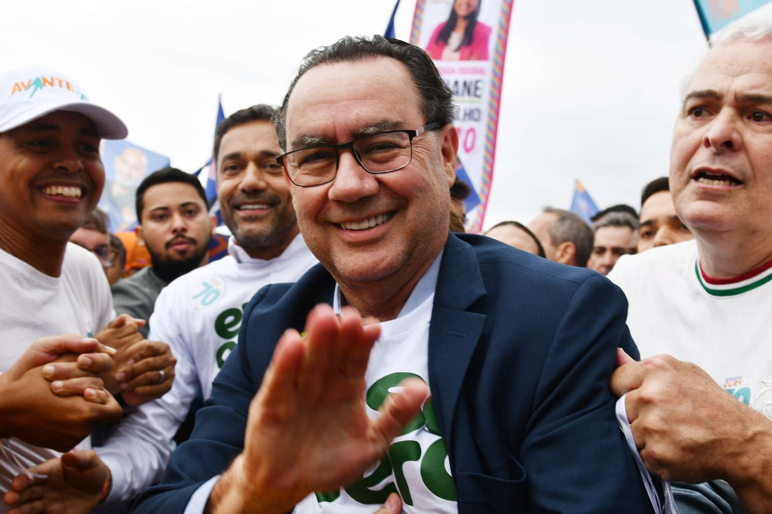 O candidato &agrave; presid&ecirc;ncia da Rep&uacute;blica, Augusto Cury (Avante), realiza caminhada com apoiadores na orla da praia de Copacabana, na zona sul do Rio de Janeiro, na manh&atilde; desta segunda-feira, 7