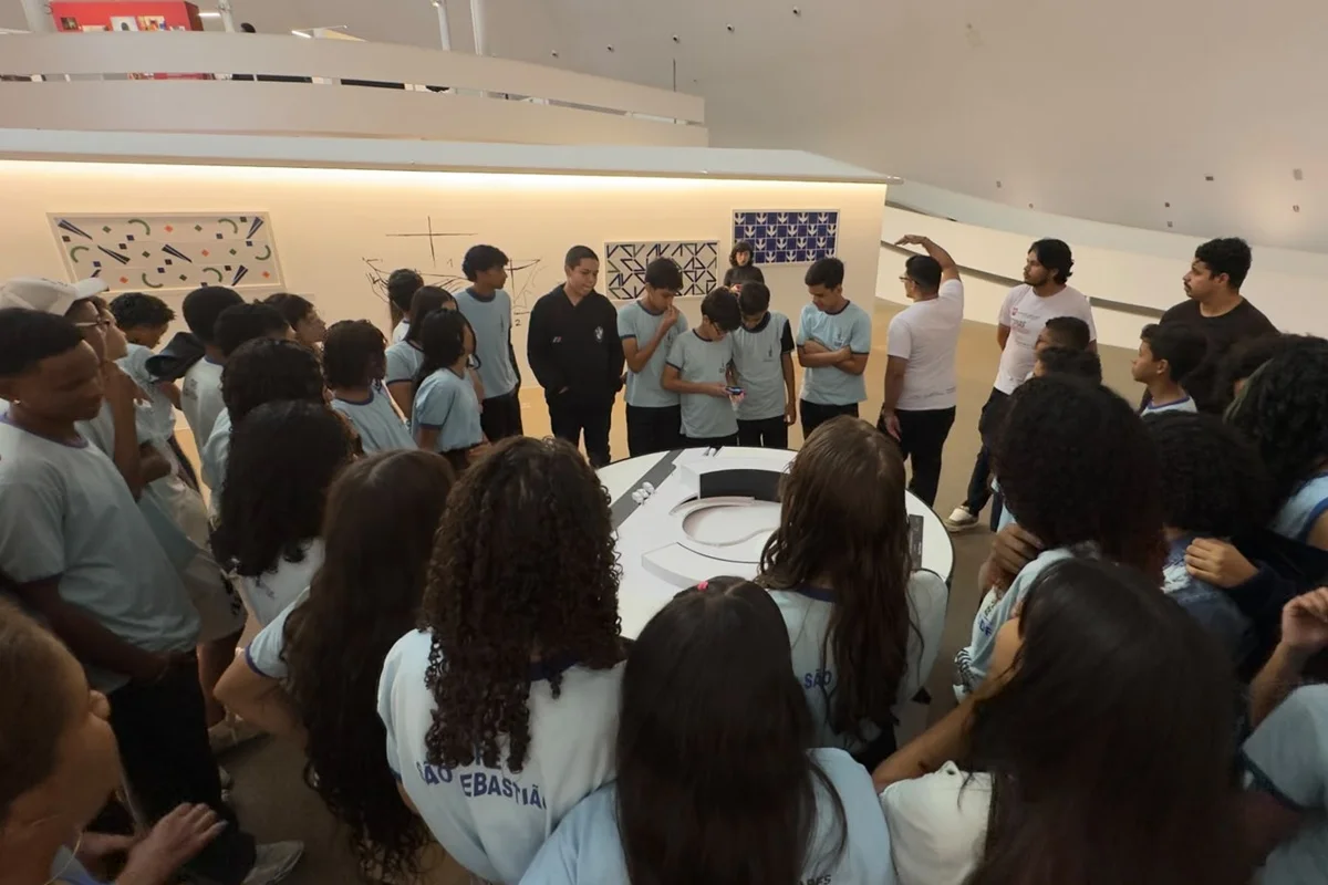 Alunos de São Sebastião se encantam com a mostra Utopias em construção