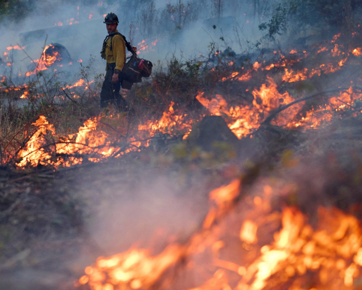Bombeiros fazem progresso para conter o incêndio Lucas, na Califórnia do norte.