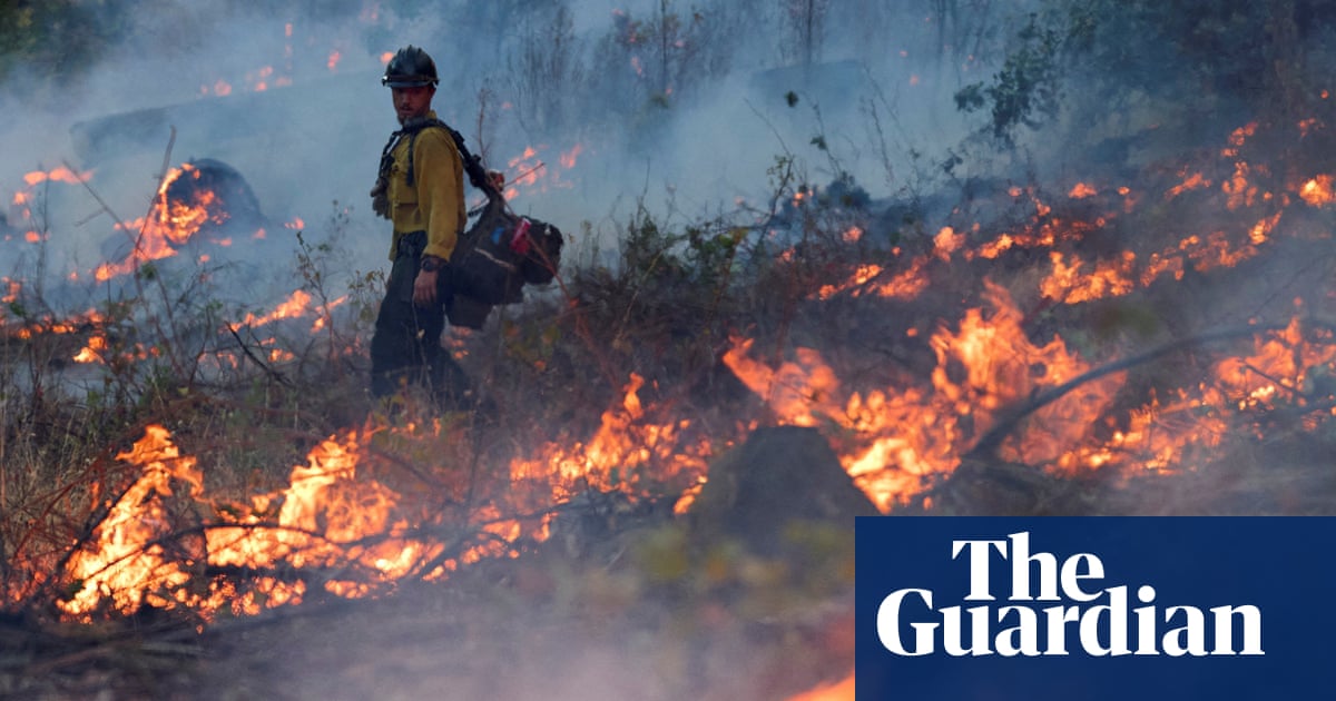 Bombeiros fazem progresso para conter o incêndio Lucas, na Califórnia do norte.