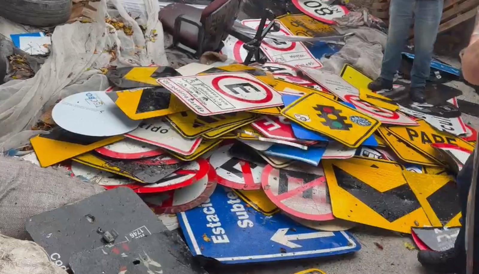 Agentes da DRF encontraram mais de 400 placas da CET-Rio em estabelecimento Reprodução/Polícia Civil