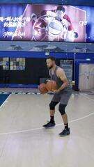 Stephen Curry impressiona ao fazer malabarismo com bolas de basquete