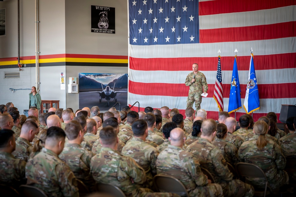 Imagem relacionada à notícia: Força Aérea o líder mais alistado visita Hill AFB, destaca a missão de reserva e os aviadores