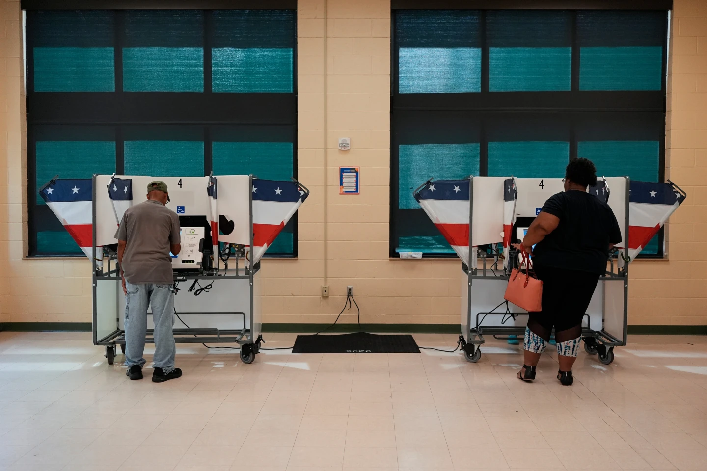 Com memes de IA, Trump promove uma versão mítica de si mesmo enquanto os desafios se acumulam antes das eleições intermediárias