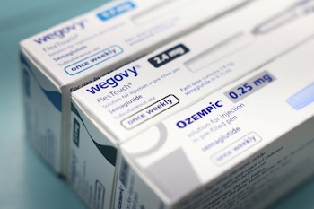 Ozempic y Wegovy contienen semaglutida, mientras que Zepbound utiliza tirzepatida para tratar diabetes y obesidad (REUTERS/Hollie Adams/File Photo/File Photo)