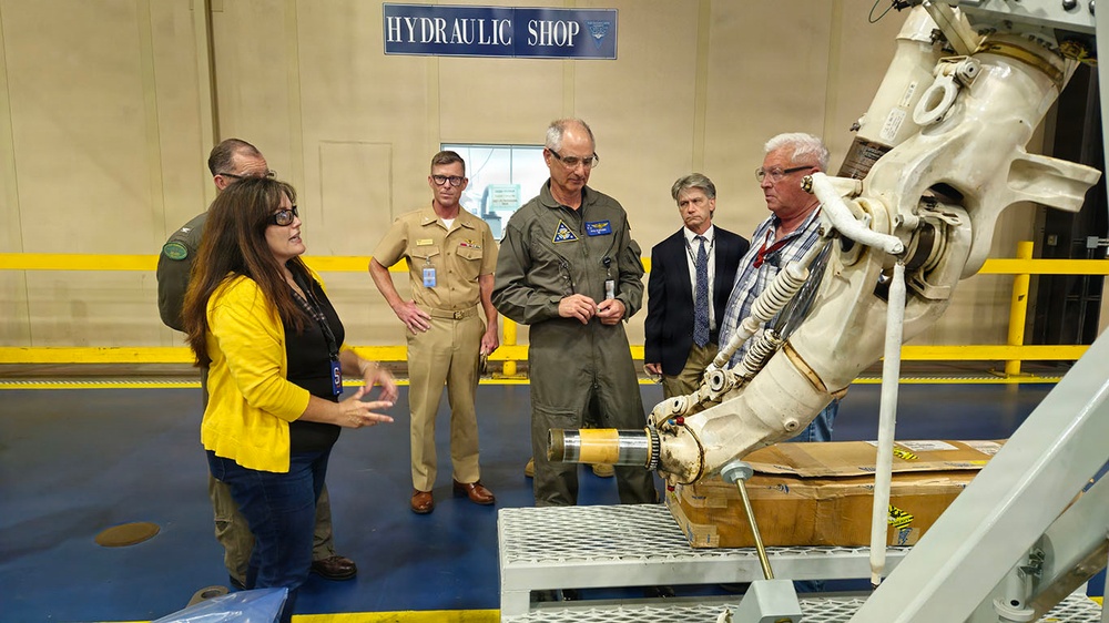 Imagem relacionada à notícia: VADM Verissimo (Comandante das Forças Aéreas Navales) visita o Centro de Preparação da Frota Sudeste