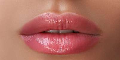 Prote&ccedil;&atilde;o solar, hidrata&ccedil;&atilde;o e aten&ccedil;&atilde;o aos cosm&eacute;ticos ajudam a preservar os l&aacute;bios, que tendem a perder umidade e sustenta&ccedil;&atilde;o ao longo dos anos Foto: nikolasvn/Getty Images / Bons Fluidos