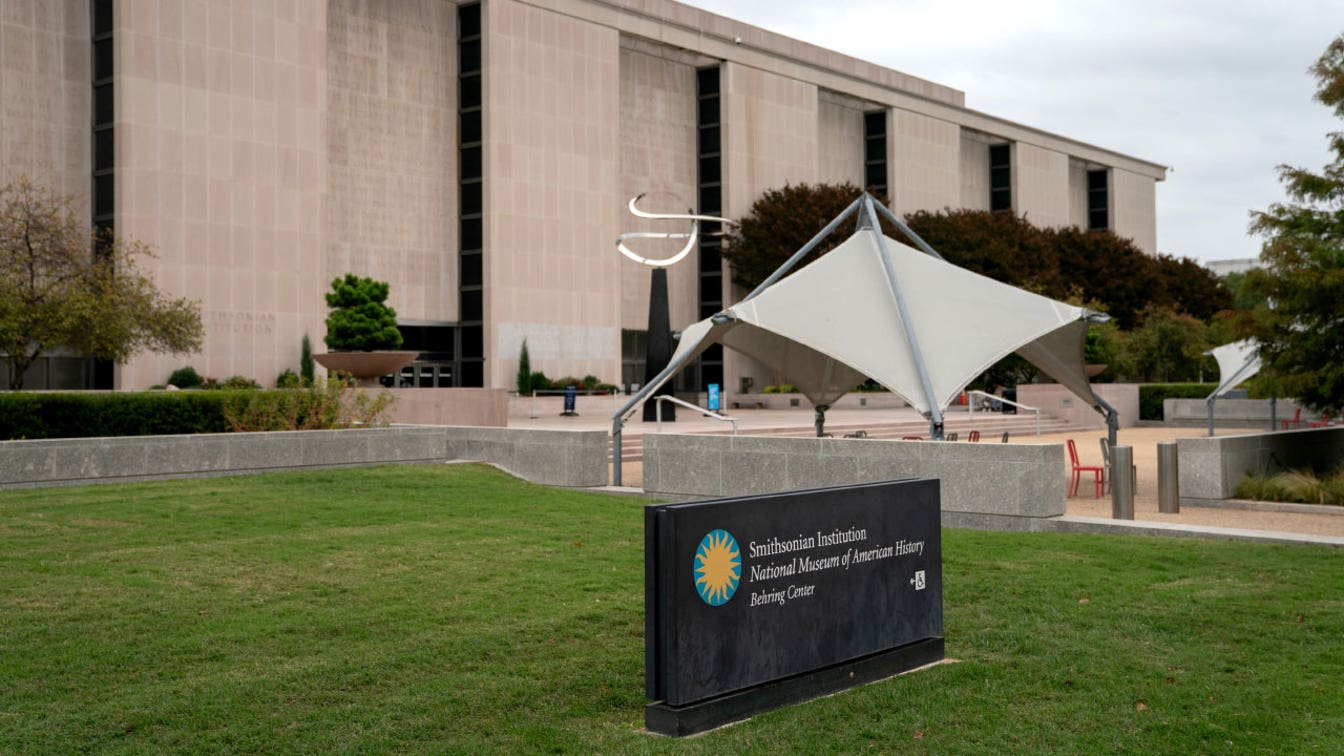 Trump concede dias ao Smithsonian para substituir uma 'escultura modernista estranha' por um Pai da Fundação