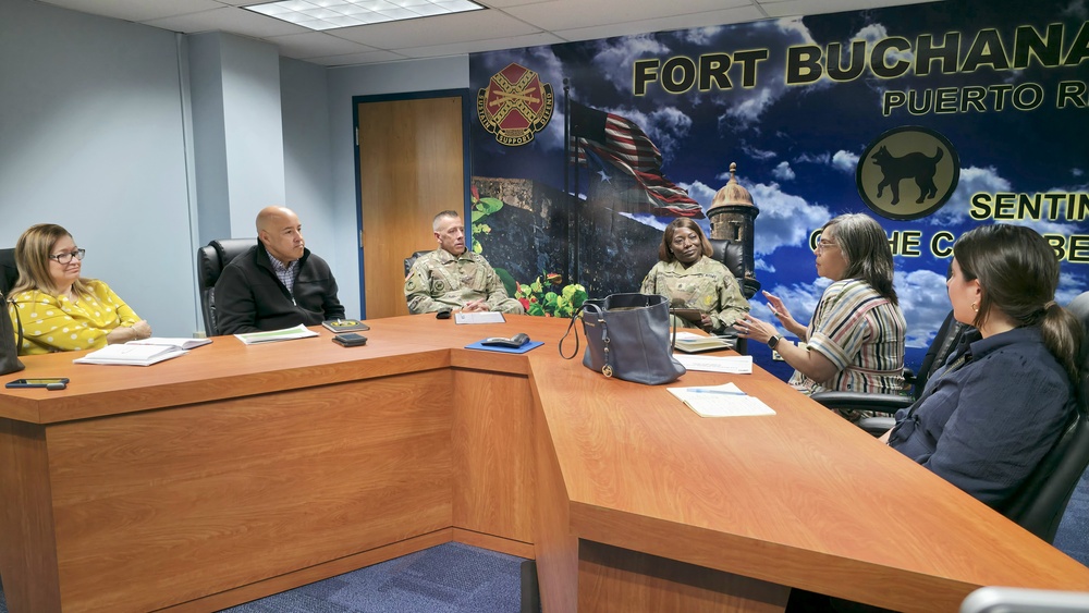 Imagem relacionada à notícia: O pessoal do escritório do Comissário Residente visita Fort Buchanan