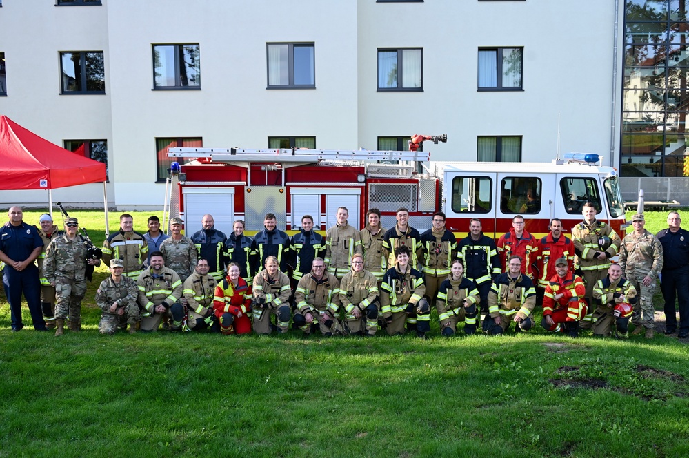Imagem relacionada à notícia: USAG Stuttgart, Departamentos de Bombeiros da Nação Honra primeiros respondedores que caíram em 9 / 11 Evento Memorial