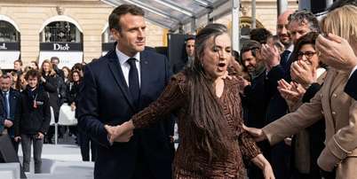 Macron tentou um contato mais pr&oacute;ximo com Catherine Ringer, mas levou um fora na frente de convidados e da imprensa Foto: Reprodu&ccedil;&atilde;o/YouTube (imagem melhorada com IA)
