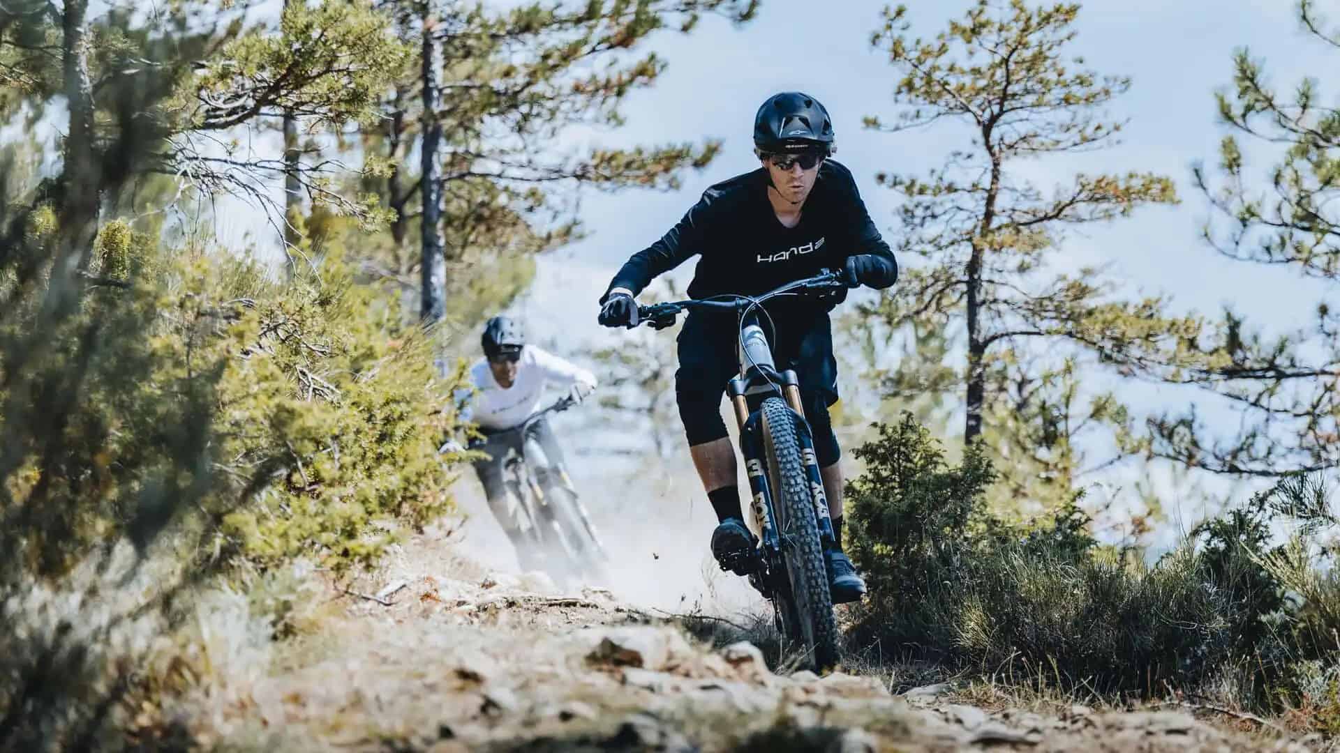 Duas pessoas andando de bicicleta