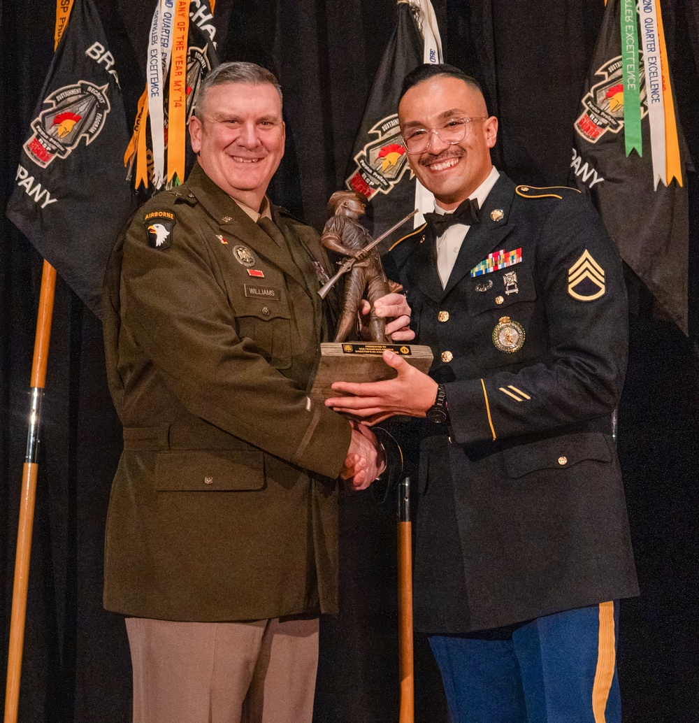 Imagem relacionada à notícia: Sargento do Personal. Francisco Orozco nomeado Illinois. Recrutador da Guarda Nacional do Exército para o segundo ano, ganha reconhecimento nacional