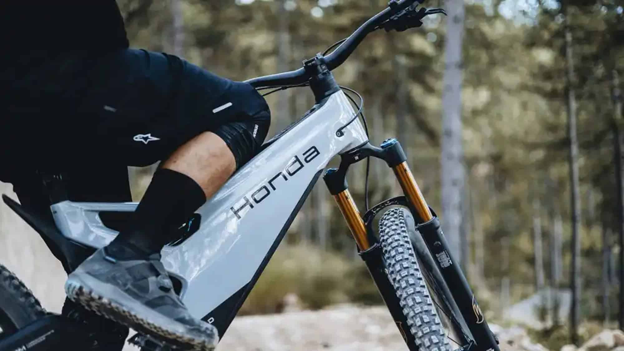 Honda volta ao mundo das mountain bikes após duas décadas com modelo elétrico de visual inspirado em motos
