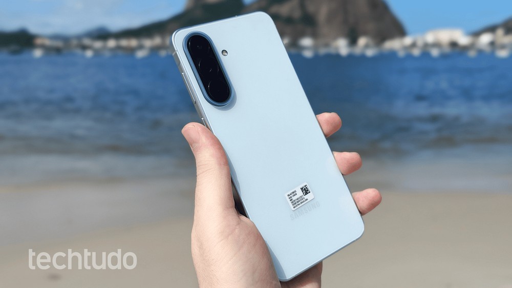 No veredito do TechTudo, o Galaxy A57 conquistou 5 de 5 estrelas em design, tela, câmeras e em desempenho — Foto: William Guido/TechTudo