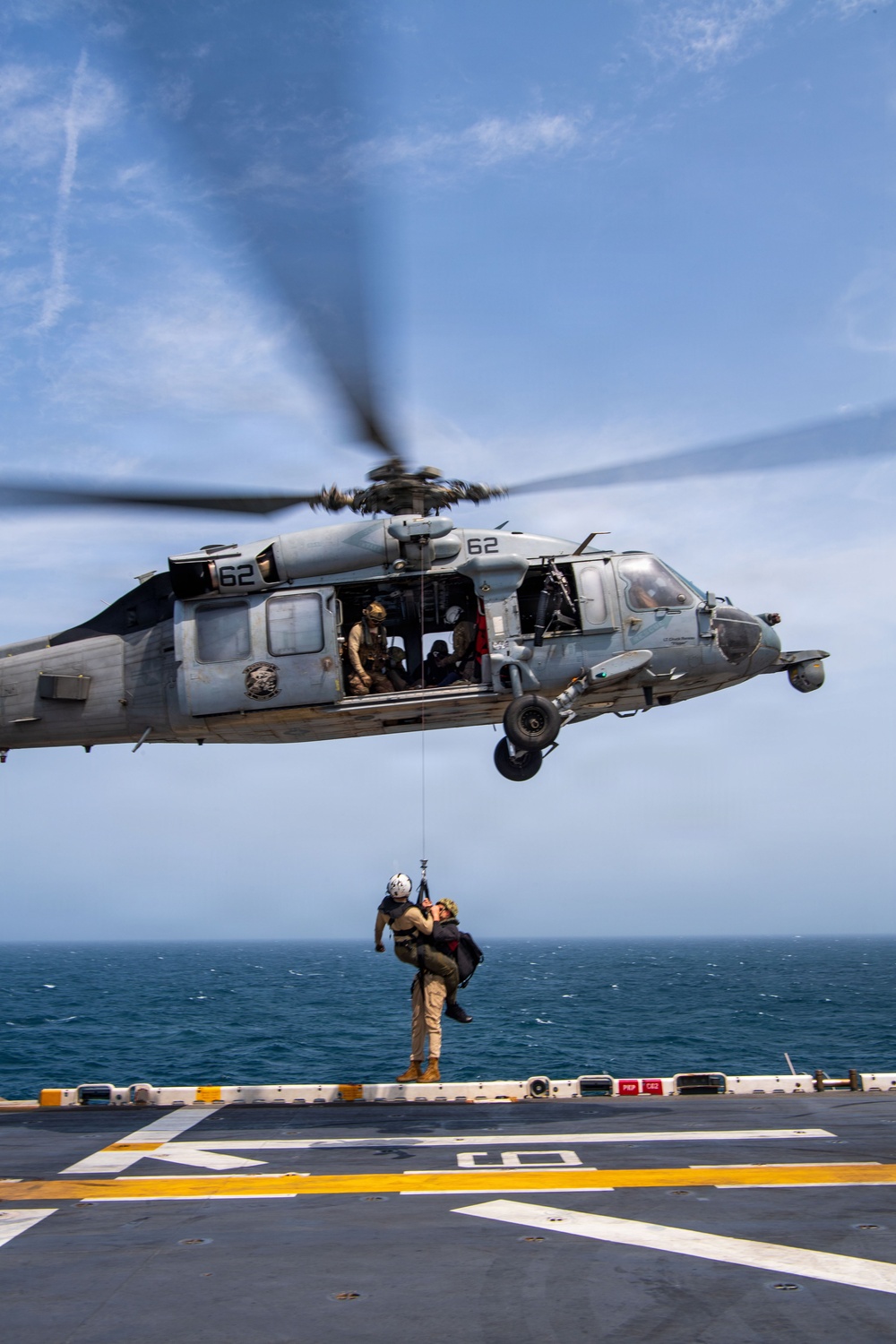 Imagem relacionada à notícia: Oficiales de elevação marítima estratégica a bordo do USS Boxer Support US. 5 a frota