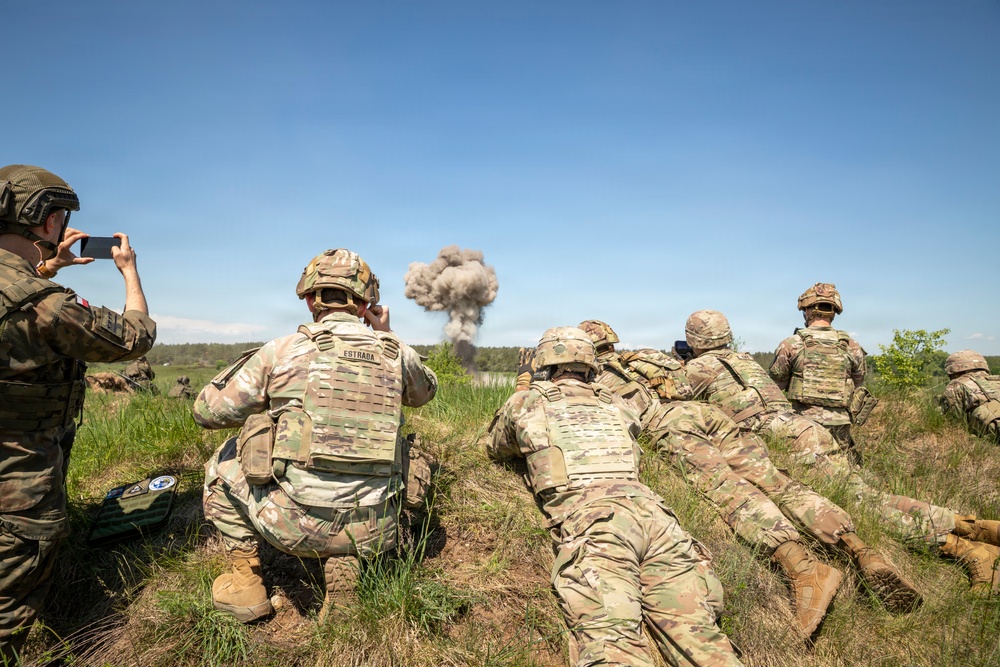 Imagem relacionada à notícia: EUA Engenheiros do exército fortalecem a parceria da OTAN através do treinamento cruzado na Polônia