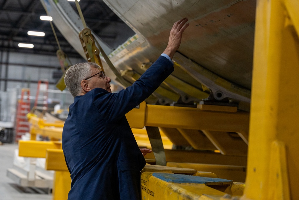 Imagem relacionada à notícia: Inovação, modernização, preparação destaque SECAF visita ao McConnell AFB