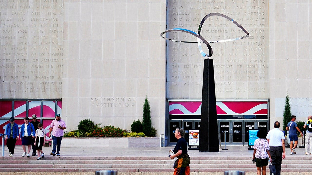 Trump concede dias ao Smithsonian para substituir uma 'escultura modernista estranha' por um Pai da Fundação