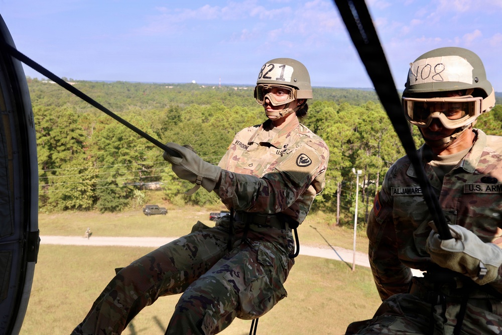 Imagem relacionada à notícia: Agressão aérea! Soldados do Forte Rucker completam o Exército 10 dias mais difíceis
