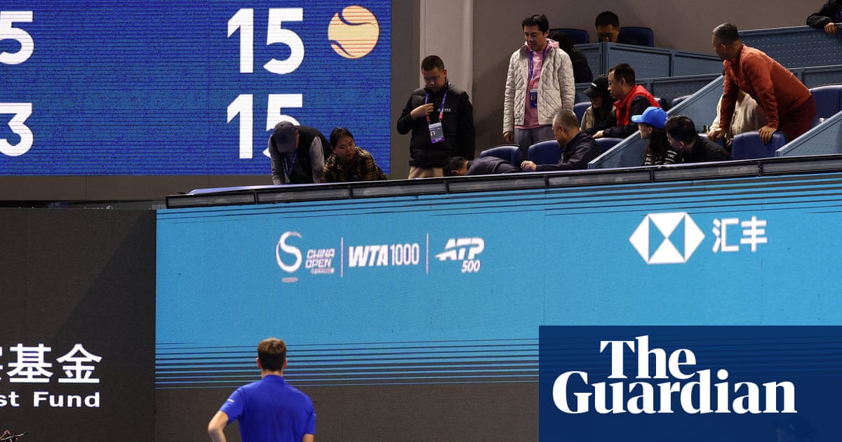 Daniil Medvedev desclassificado da semifinal do China Open após acertar um espectador com uma bola