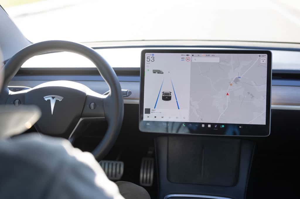 Tesla muda nome do sistema de direção assistida na Europa