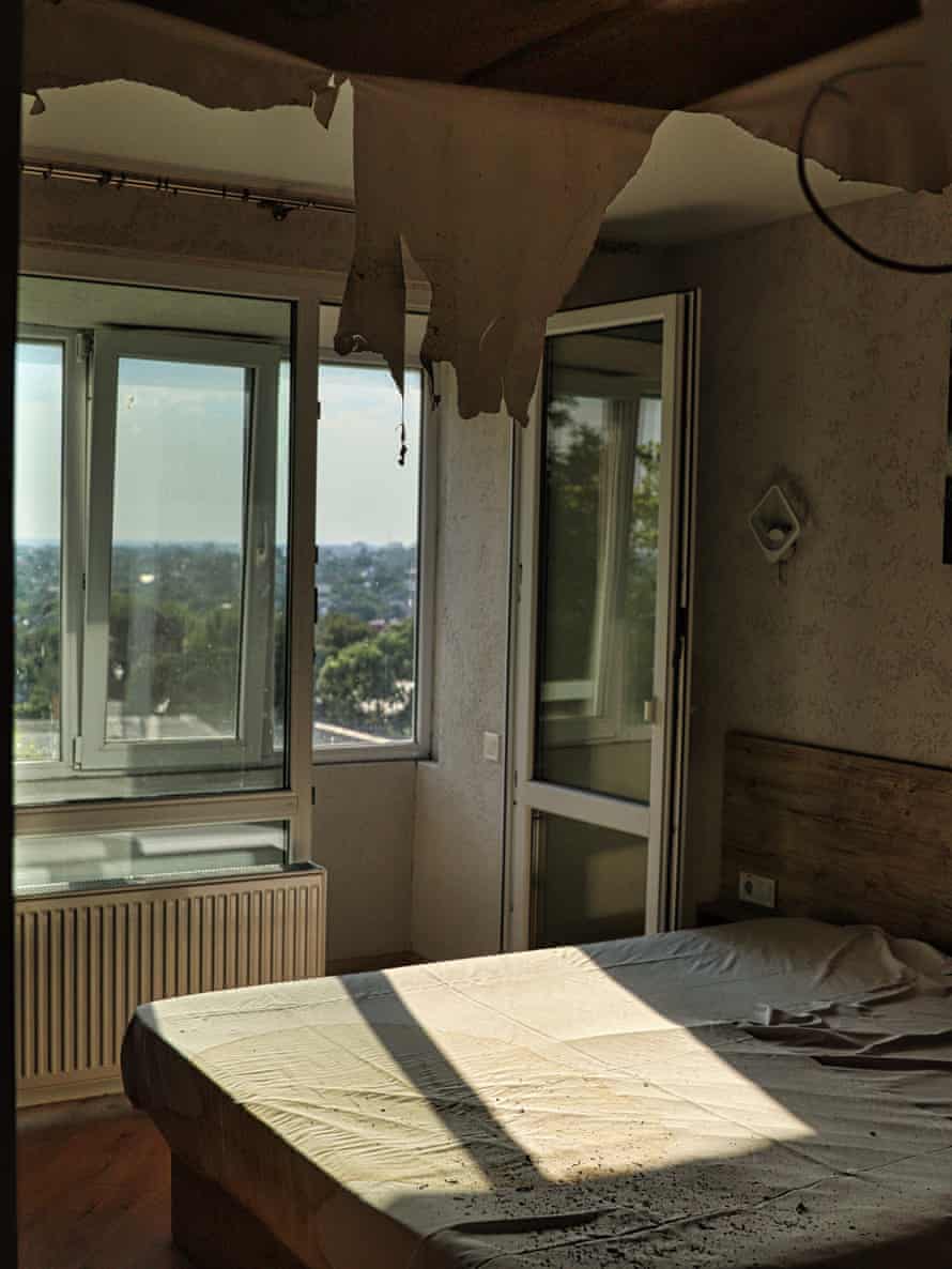 "Drones all night.", "By morning, you smell the smoke": vida no último hotel da linha de frente da Ucrânia