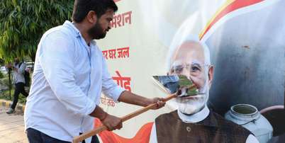 Manifestante rasga cartaz com a imagem do premi&ecirc; Narendra Modi, em Nova D&eacute;li. (10/10/2026) Foto: RFI
