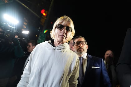 Um juiz do Novo México arquivou as acusações contra o ator Timothy Busfield, citando má conduta do promotor.