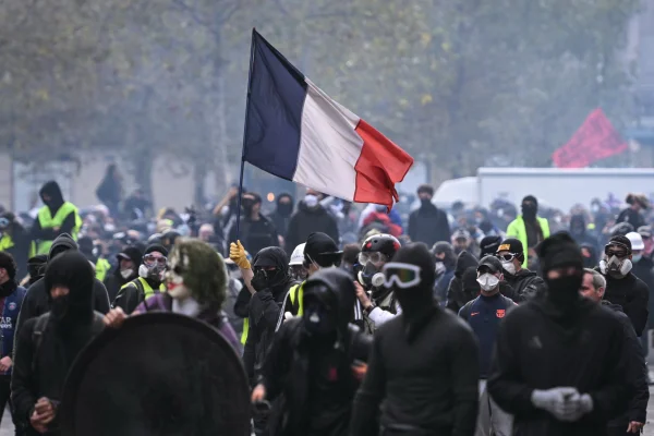 Trump diz que França está "em chamas" por causa da imigração