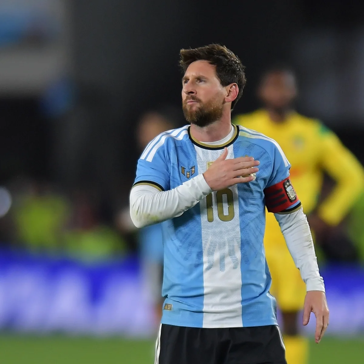 Com assistências e gol, Messi se despede da seleção argentina com vitória
