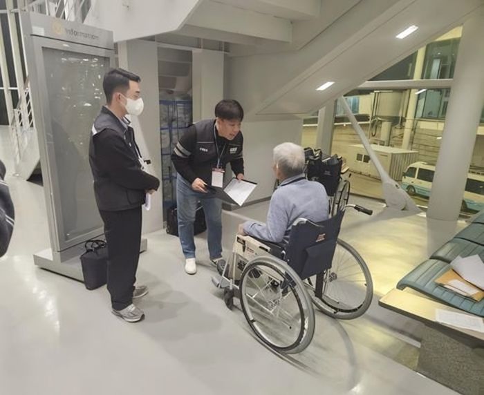 A drug trafficking suspect in his 80s arrives in Korea in a wheelchair after hiding in Ghana for about 22 years, Monday. Courtesy of National Police Agency