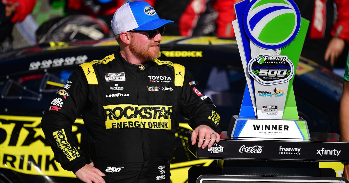 Tyler Reddick faz uma jogada arrojada para vencer o Freeway Insurance 500