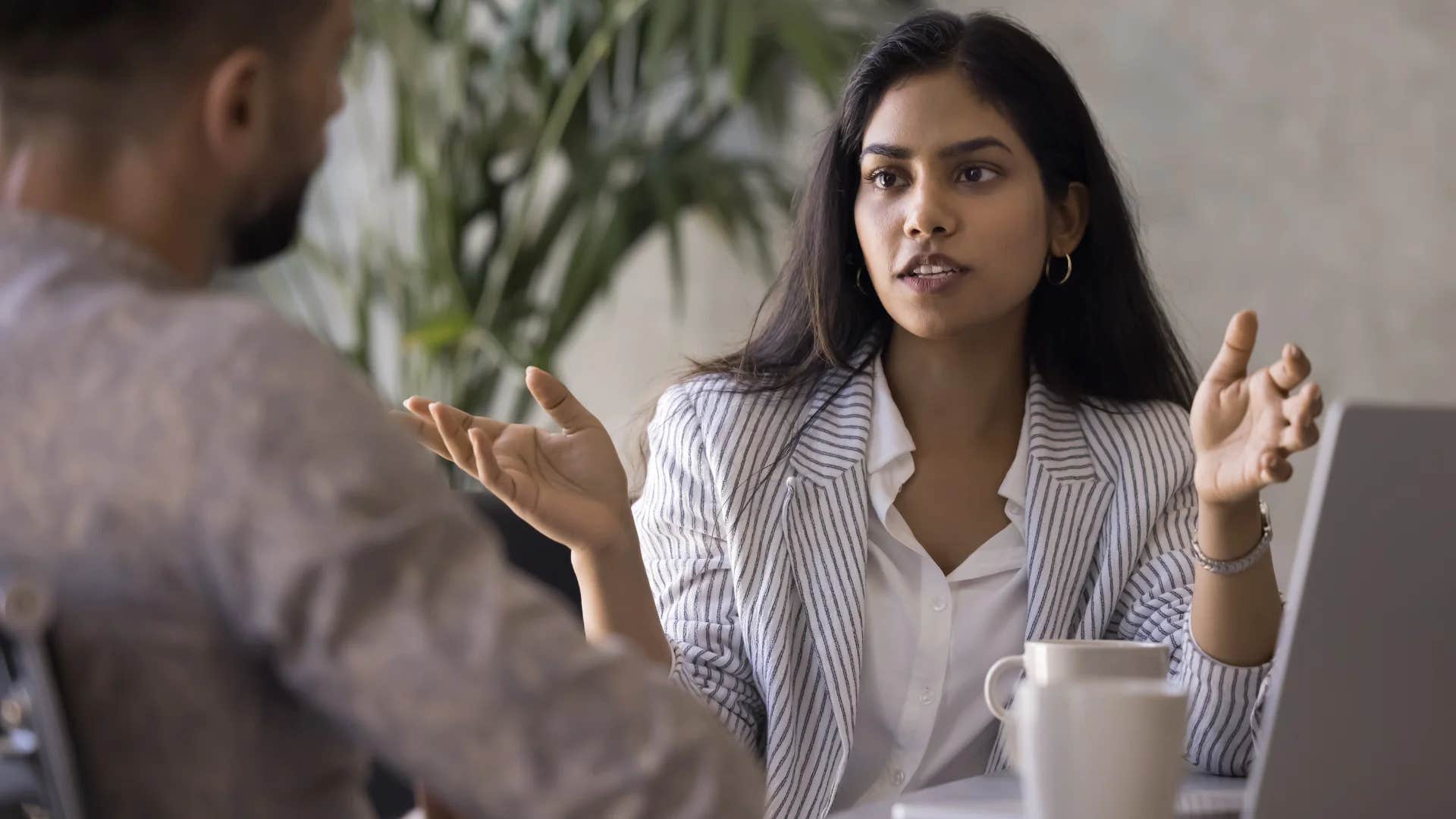 Mulheres Criadas Para Conhecer Seu Valor Dizem 11 Frases Casualmente Assertivas Quando Alguém as Desrespeita