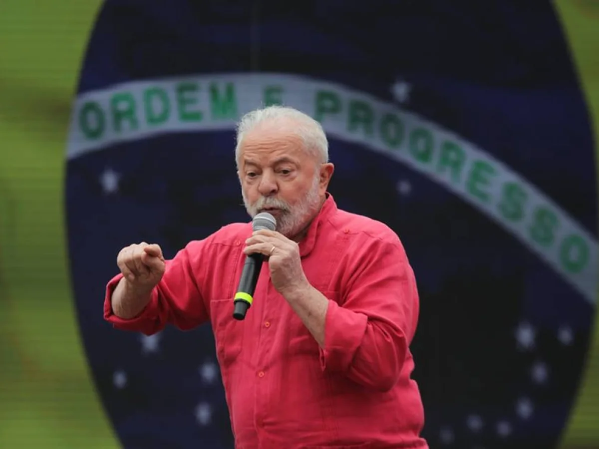 Lula comenta fuga de Flávio Bolsonaro do Brasil: " Vergonhoso"