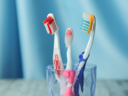 Imagem da matéria: Sergio Franco, dentista: "Nunca cubra el cepillo de dientes con una funda de plástico; parece más higiénico, pero favorece la proliferación de bacterias"
