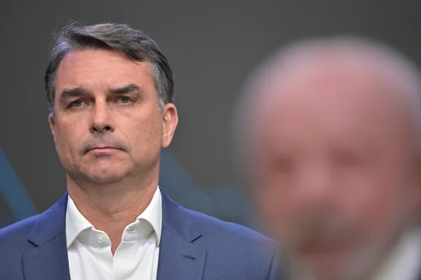 Flávio debocha de Lula sobre quebra de sigilo telefônico: "Não tem celular"