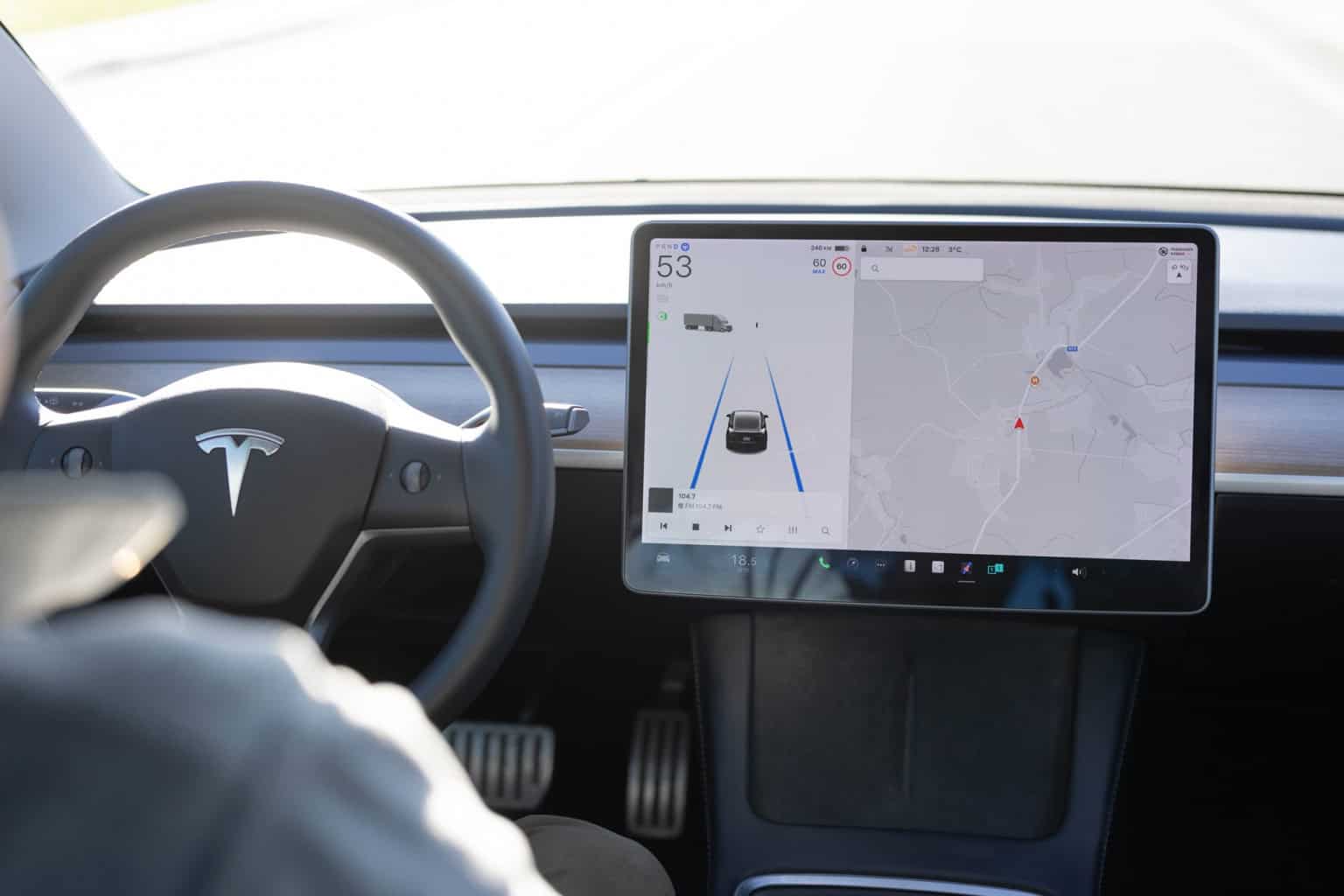Tesla muda nome do sistema de direção assistida na Europa