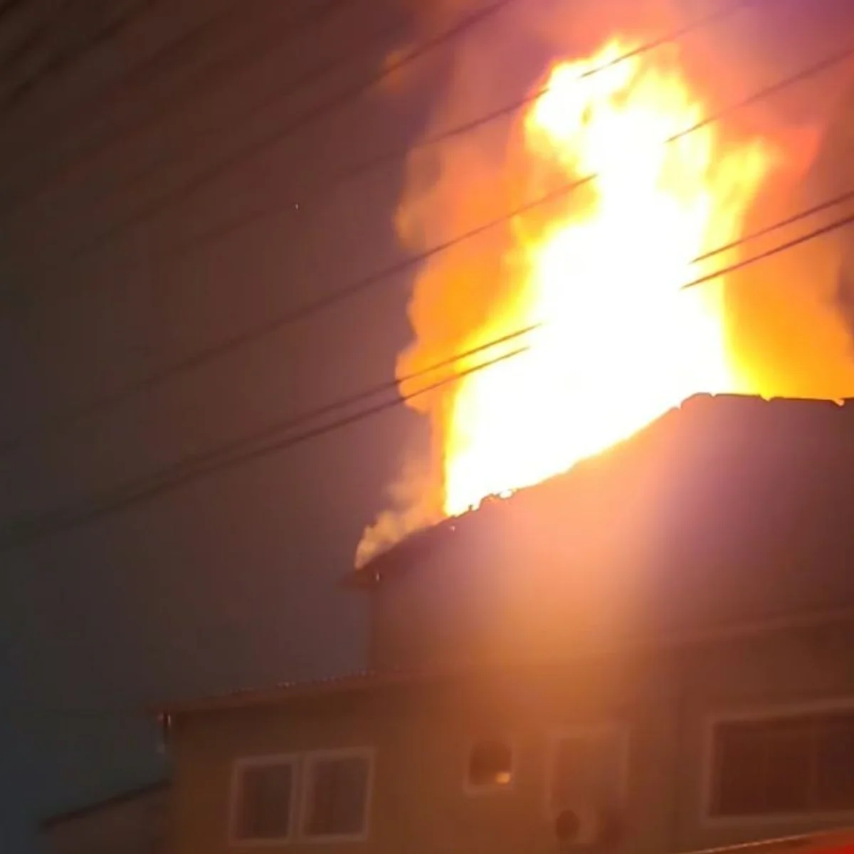 Incêndio de grandes proporções atinge fábrica de plástico na zona sul de SP