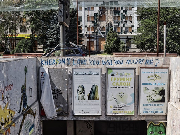 "Drones all night.", "By morning, you smell the smoke": vida no último hotel da linha de frente da Ucrânia