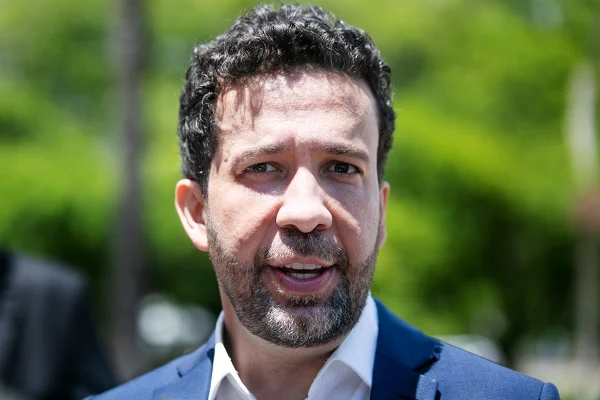 Janones dá "missão mais importante" no canal de Lula: "Retomar símbolos"