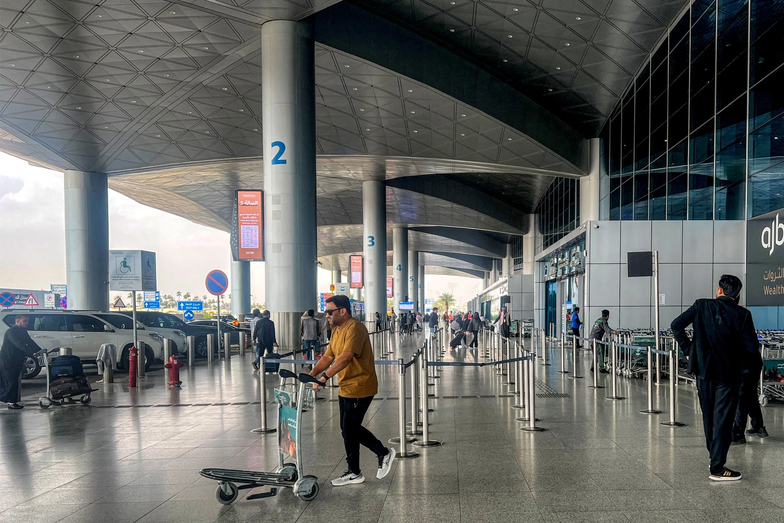 Pakistandês morto e 11 feridos no último ataque ao aeroporto de Riad