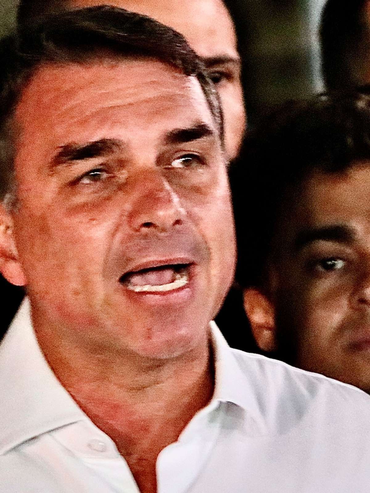 Flávio Bolsonaro não entrega passaporte à PF e descumpre ordem de Moraes