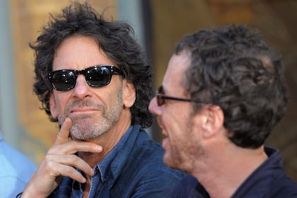 Um juiz do Novo México arquivou as acusações contra o ator Timothy Busfield, citando má conduta do promotor.